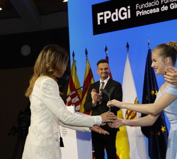 Su Alteza Real la Princesa de Asturias y de Girona hace entrega del Premio FPdGi Artes y Letras 2022 a María Sanz Hervás