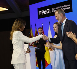María Sanz Hervás, Premio FPdGi Artes y Letras 2022, recibe el saludo de Don Felipe