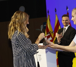 Su Alteza Real la Princesa de Asturias y de Girona hace entrega del Premio FPdGi Empresa 2022 a Elisenda Bou-Balust