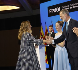 Elisenda Bou-Balust, Premio FPdGi Empresa 2022, recibe el saludo de Don Felipe