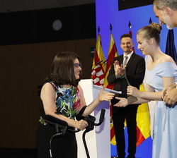 Su Alteza Real la Princesa de Asturias y de Girona hace entrega del Premio FPdGi Social 2022 a Claudia María Tecglen García