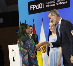 Trang Nguyen, Premio FPdGi Internacional 2022, recibe el saludo de Don Felipe