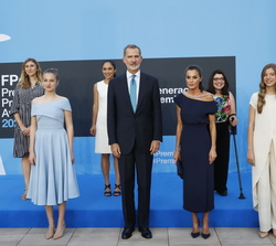 Fotografía de grupo de Sus Majestades los Reyes y Sus Altezas Reales la Princesa de Asturias y de Girona y la Infanta Doña Sofía con las premiadas FPd