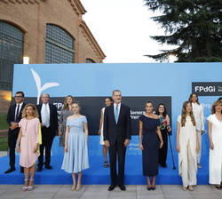 Fotografía de grupo de Sus Majestades los Reyes y Sus Altezas Reales la Princesa de Asturias y de Girona y la Infanta Doña Sofía con las autoridades y