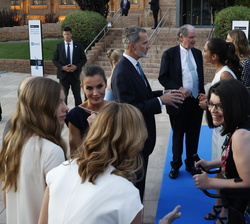 Sus Majestades los Reyes y Sus Altezas Reales la Princesa de Asturias y de Girona y la Infanta Doña Sofía conversan con las premiadas FPdGi 2022