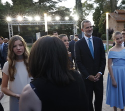 Sus Majestades los Reyes y Sus Altezas Reales la Princesa de Asturias y de Girona y la Infanta Doña Sofía conversan con las premiadas FPdGi 2022