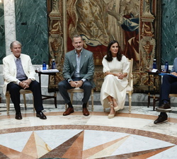 Sus Majestades los Reyes durante el encuentro con los miembros del Consejo Asesor de la Fundación Princesa de Girona