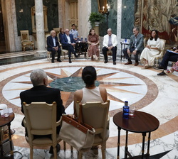 Sus Majestades los Reyes durante el encuentro con los miembros del Consejo Asesor de la Fundación Princesa de Girona
