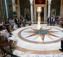 Vista general de la sala durante el encuentro de Sus Majestades los Reyes con los miembros del Consejo Asesor de la Fundación Princesa de Girona