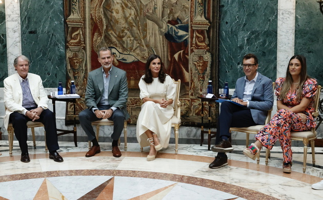 Sus Majestades los Reyes durante el encuentro con los miembros del Consejo Asesor de la Fundación Princesa de Girona
