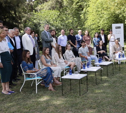 Sus Majestades los Reyes junto a Sus Altezas Reales la Princesa de Asturias y de Girona y la Infanta Doña Sofía, acompañados por los miembros del Cons