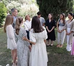 Sus Majestades los Reyes, Sus Altezas Reales la Princesa de Asturias y de Girona y la Infanta Doña Sofía, conversan con los jóvenes participantes en e