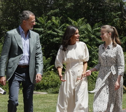 Sus Majestades los Reyes y Sus Altezas Reales la Princesa de Asturias y de Girona y la Infanta Doña Sofía, se dirigen al encuentro con premiados de ed