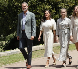 Sus Majestades los Reyes y Sus Altezas Reales la Princesa de Asturias y de Girona y la Infanta Doña Sofía, se dirigen al encuentro con premiados de ed