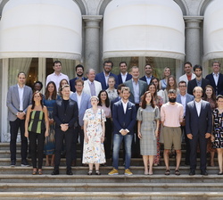 Fotografías de grupo de Sus Majestades los Reyes y Sus Altezas Reales la Princesa de Asturias y de Girona y la Infanta Doña Sofía, con premiados de ed