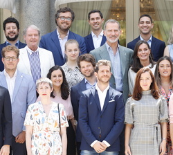 Fotografías de grupo de Sus Majestades los Reyes y Sus Altezas Reales la Princesa de Asturias y de Girona y la Infanta Doña Sofía, con premiados de ed