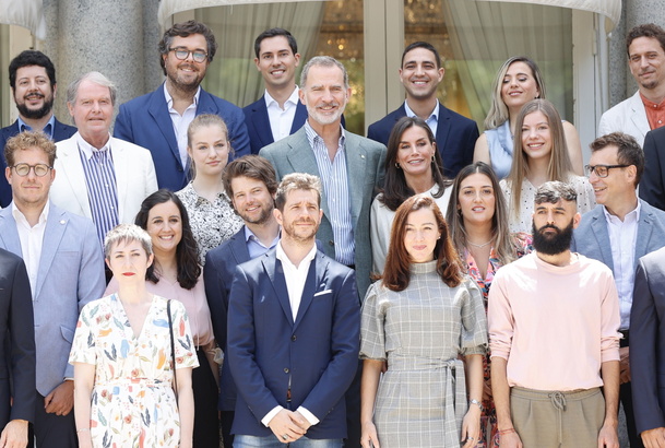 Fotografías de grupo de Sus Majestades los Reyes y Sus Altezas Reales la Princesa de Asturias y de Girona y la Infanta Doña Sofía, con premiados de ed