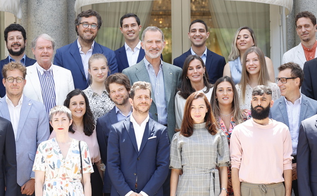 Fotografías de grupo de Sus Majestades los Reyes y Sus Altezas Reales la Princesa de Asturias y de Girona y la Infanta Doña Sofía, con premiados de ed
