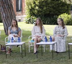 Sus Altezas Reales la Princesa de Asturias y de Girona y la Infanta Doña Sofía durante el taller impartido por Hadi Partovi, Consejero Delegado de Cod