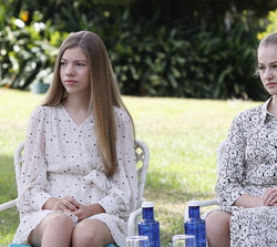 Sus Altezas Reales la Princesa de Asturias y de Girona y la Infanta Doña Sofía durante el taller impartido por Hadi Partovi, Consejero Delegado de Cod