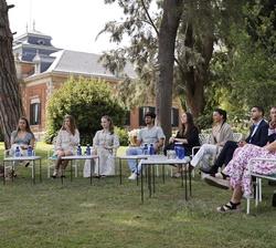 Sus Altezas Reales la Princesa de Asturias y de Girona y la Infanta Doña Sofía durante el taller impartido por Hadi Partovi, Consejero Delegado de Cod