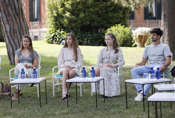Sus Altezas Reales la Princesa de Asturias y de Girona y la Infanta Doña Sofía durante el taller impartido por Hadi Partovi, Consejero Delegado de Cod