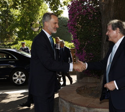 Su Majestad el Rey es recibido por el presidente de la Fundación Princesa de Girona, Francisco Belil