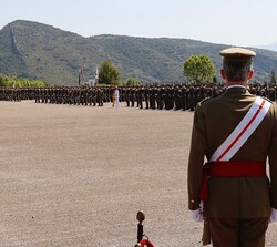 El Rey, tras su llegada a la Academia General Básica de Suboficiales, en la explanada frente a la formación
