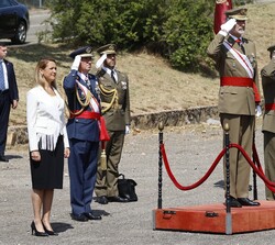 El Rey en el podio de honeres para el recibimiento