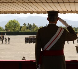 El Rey en la Tribuna Rea recibe la solicitud de permiso del jefe de la Fuerza para el inicio y desarrollo de los actos