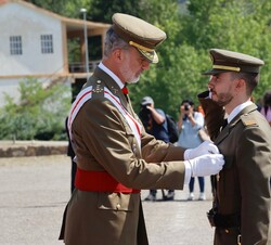 Don Felipe durante la imposición de condecoraciones, en este caso al número Uno de la promoción, el sargento, José Antonio Martín García