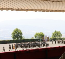 El Rey, en la tribuna, observa el searrollo de los actos