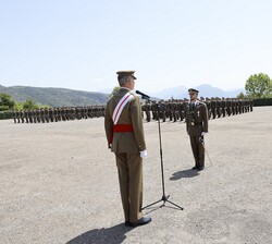 Su Majestad el Rey en la esplanada momentos antes de romper filas con el número Uno de promoción