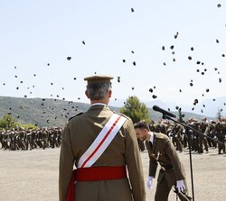 Tras la orden de Su Majestad el Rey de romper filas, los nuevos sargentos lanzan sus gorras al aire