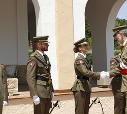 El Rey saluda al cuadro de mando de la Academia General Básica de Suboficiales