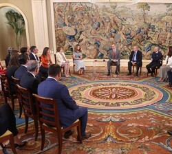 Don Felipe durante la audiencia con los representantes de las Cámaras de Comercio Oficiales Españolas en el extranjero, junto con las dos Federaciones