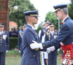 Su Majestad el Rey hace entrega del Real Despacho e impone una condecoración al Sargento número uno de la XXX Promoción de la Escala Básica de Subofic