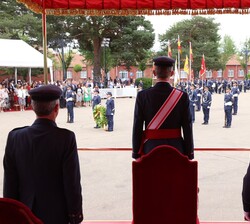 Su Majestad el Rey durante el inico del homenaje a los que dieron su vida por España