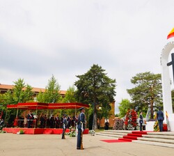 Su Majestad el Rey durante la ofrenda de la corona