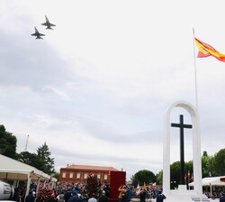 Sobrevuelo de dos F18 durante la celebración del homenaje a los que dieron su vida por España
