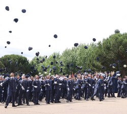 Su Majestad el Rey se dirigió a los Sargentos de la XXX promoción con la siguiente fórmula "Suboficiales, por última vez en esta Academia, ¡Rompa