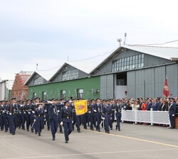 Su Majestad el Rey preside el desfile desde la Sala de Autoridades de la Torre de Vuelos
