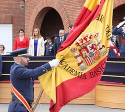 Su Majestad el Rey saluda al paso de la Bandera Nacional
