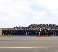 Su Majestad el Rey junto a los Sargentos de la XXX promoción y las autoridades militares