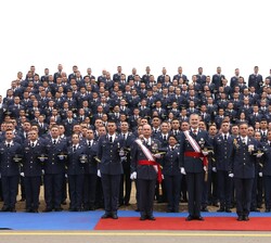 Su Majestad el Rey en la fotografía de grupo junto a los nuevos Sargentos de la XXX promoción