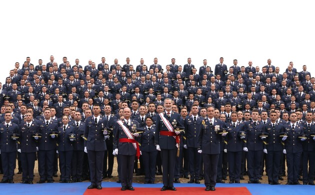 Su Majestad el Rey en la fotografía de grupo junto a los nuevos Sargentos de la XXX promoción