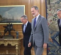Don Felipe y los Sres. Robert Edward Moritz y Gonzalo Sánchez Martínez se diregen al despacho del Rey