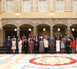 Fotografía de grupo de Su Majestad el Rey con la última promoción del Cuerpo de Ingenieros Agrónomos del Estado
