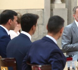 Don Felipe conversa con los asistentes a la audiencia