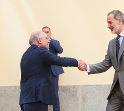 Su Majestad el Rey recibe el saludo del presidente de la Real Academia de Ciencias Morales y Políticas